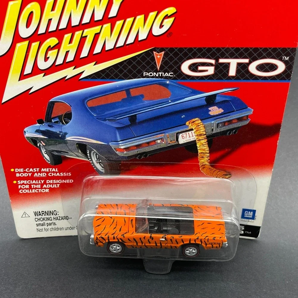 Johnny Lightning 1965 Pontiac GTO Convertible Ragtop Orange Tiger Striped‎ 1/64
